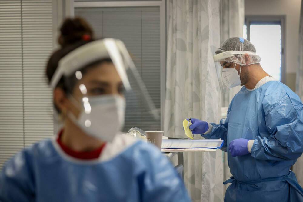 Число новых больных коронавирусом в Израиле снижается, тяжелых пациентов пока много