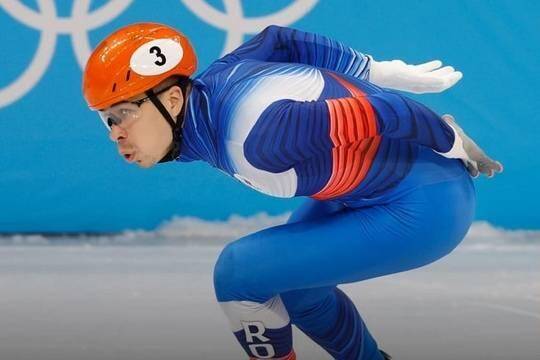 Россиянин Семён Елистратов выиграл бронзу Олимпиады в шорт-треке