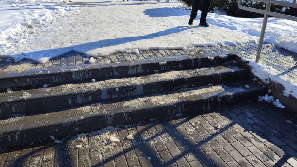 Более 3 тысяч петербуржцев получили травмы на гололёде и при падении льда