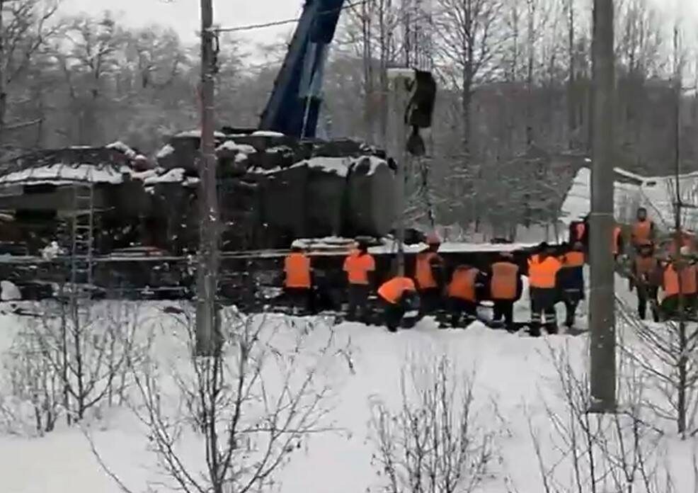 Видео: поезд с военной техникой сошел с рельс в Кингисеппском районе