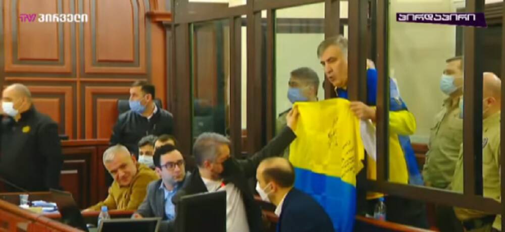 Саакашвили в жёлто-синем наряде спел суду Тбилиси гимн Украины