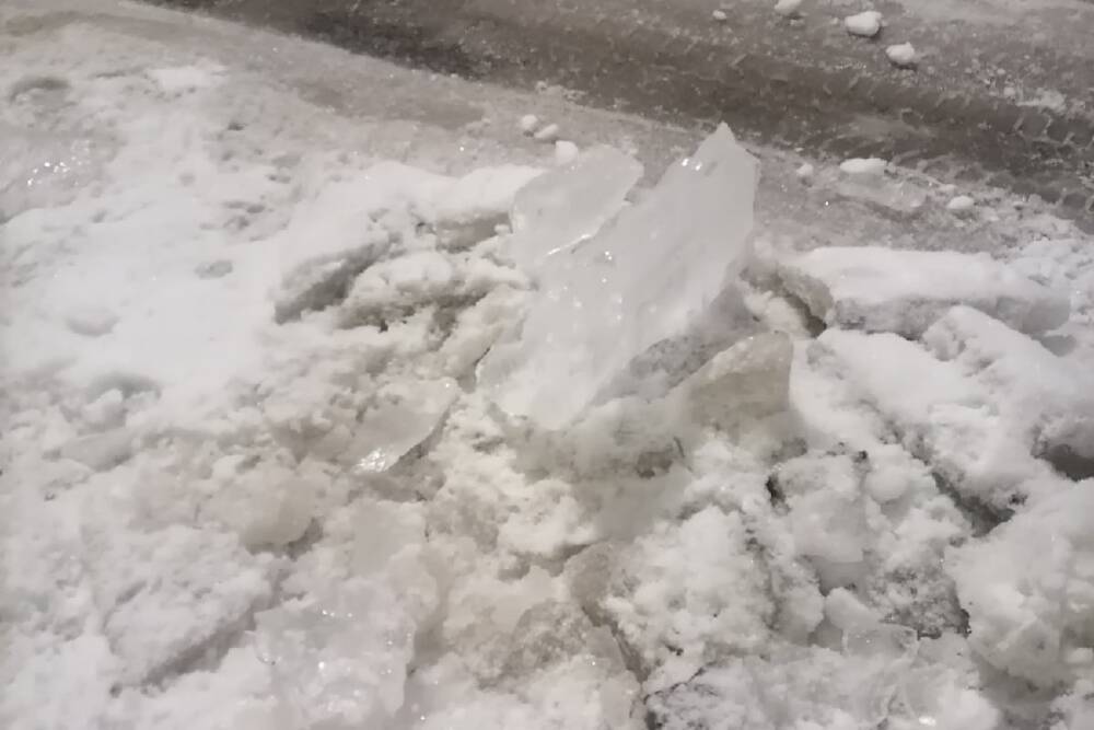 В Твери на ребёнка с крыши упал лёд