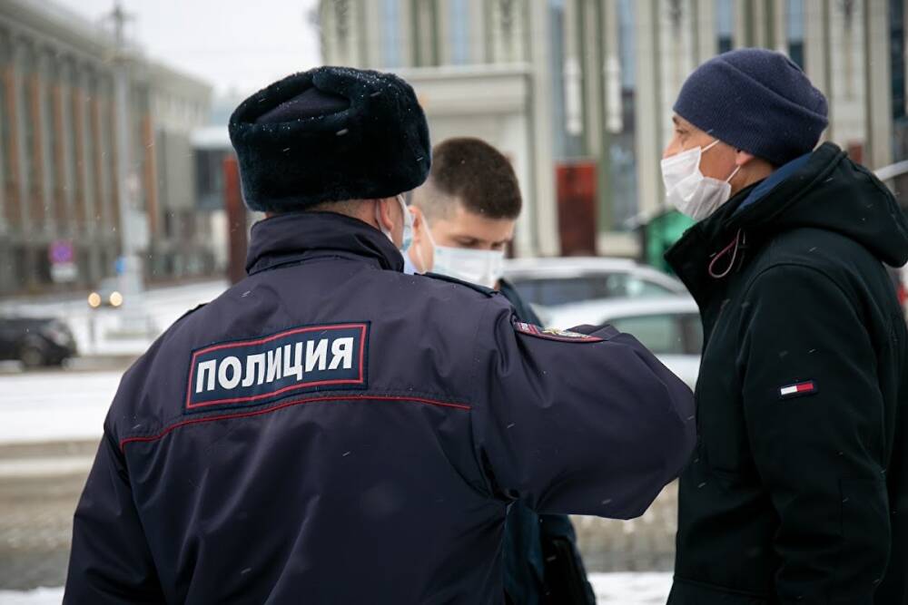 В Москве полицейские задерживают граждан Украины, чтобы спросить о возможной дискриминации