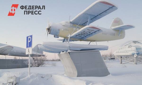 В Салехарде с постамента ветром сорвало самолет Ан-2