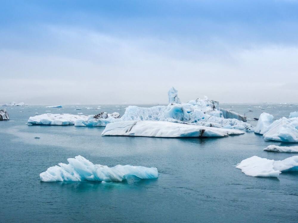 Десятки рыбаков на льдине оказалась отрезаны от берега на Сахалине