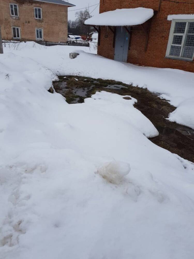 В поселке Дзякино Глазовского района канализационные ручьи текут прямо по улицам