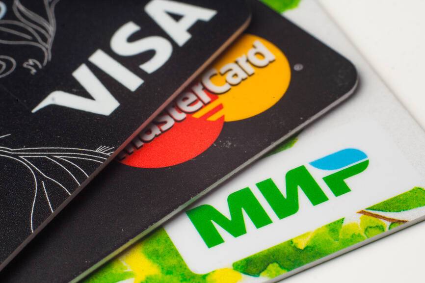 Банки, попавшие под санкции, не смогут выпускать новые карты Visa и Mastercard