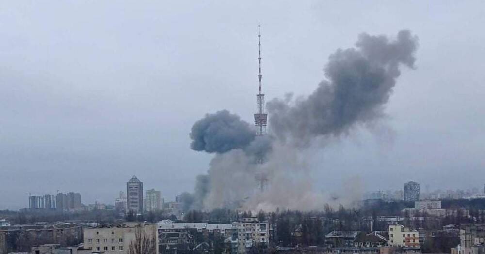 В Киеве российские войска обстреляли телевышку (фото, видео)