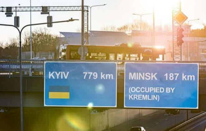 В Вильнюсе появился новый дорожный знак с направлением на «Минск, оккупированный Кремлем»