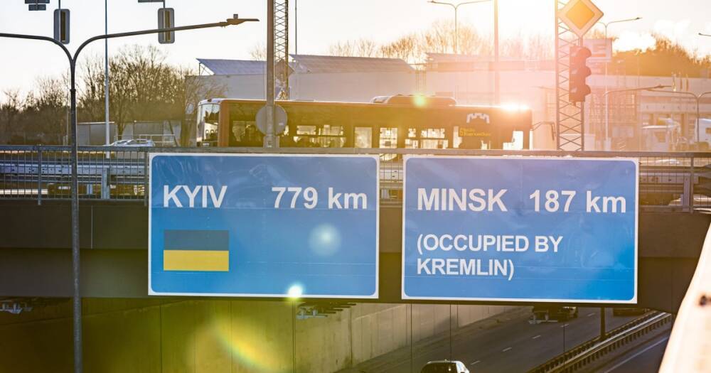 "779 км до свободного Киева": в Вильнюсе установили новый дорожный знак в поддержку Украины