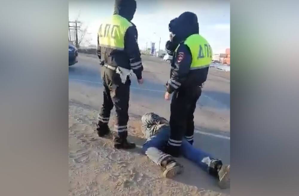 В Рязанской области сотрудники ДПС силой вытащили водителя из автомобиля