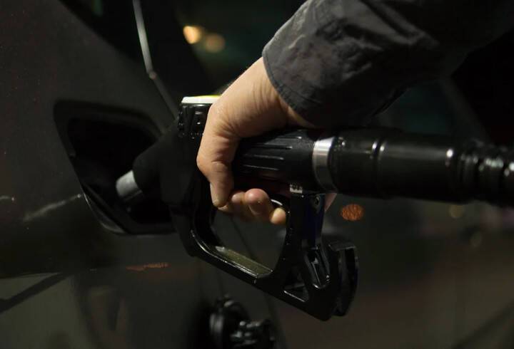 РБК: из-за падения оптовых цен на топливо в РФ начал дешеветь бензин