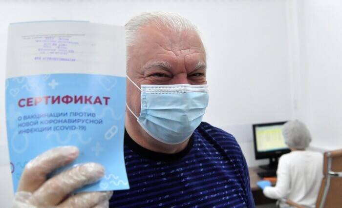 Почти 680 тыс. московских пенсионеров получили подарочные наборы за вакцинацию от COVID-19
