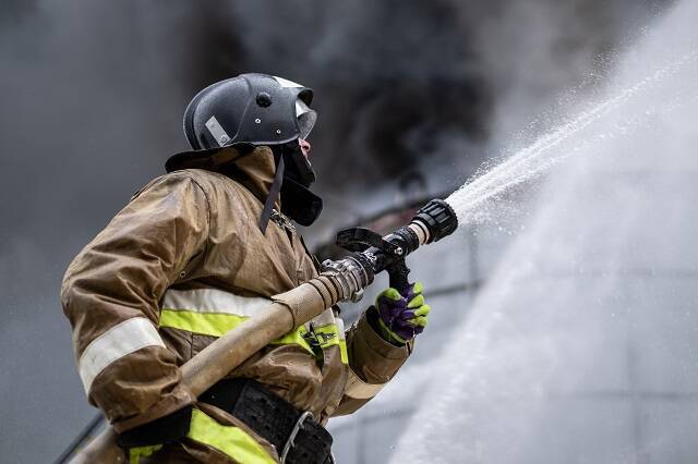 В Тверской области пожарные спасли двух мужчин
