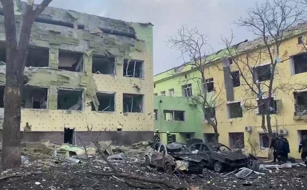 Оккупационные войска России продолжают сравнивать с землей Мариуполь, счет жертв пошел на тысячи: "За 12 суток..."
