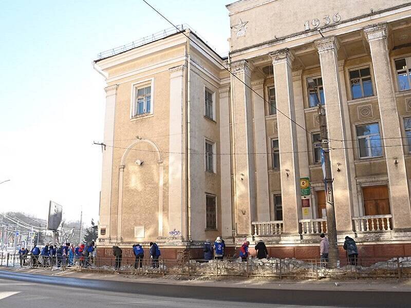 В Смоленске волонтеры очистили от наледи площадку у поликлиники по улице Дзержинского
