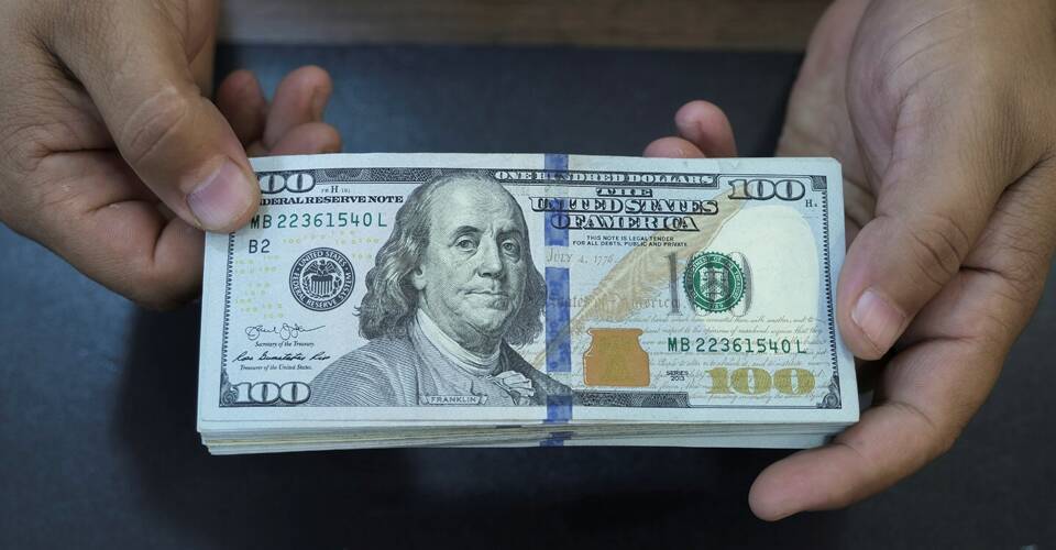 США заборонили ввезення доларових банкнот до РФ