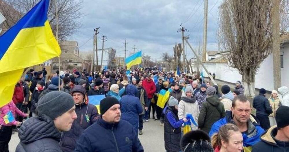 "Верните мэра!": жители Мелитополя вышли на массовый протест против оккупантов (ВИДЕО)