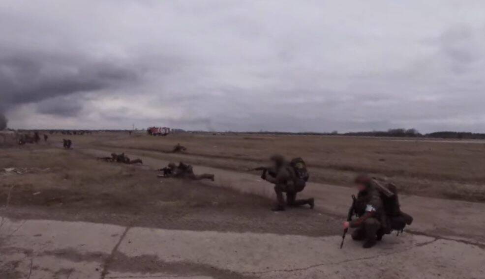 Минобороны РФ обнародовало видео, на котором российский десант берет под контроль украинский аэродром - Русская семерка