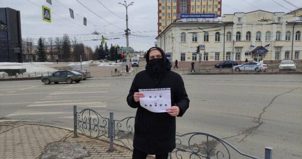 Протесты против войны с Украиной: в РФ активиста задержали за плакат со звездочками
