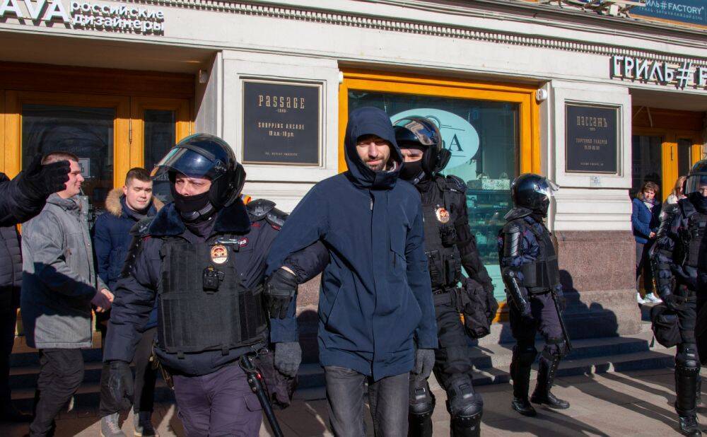 В Петербурге полицейские провели более 40 бесед с участниками несанкционированных акций
