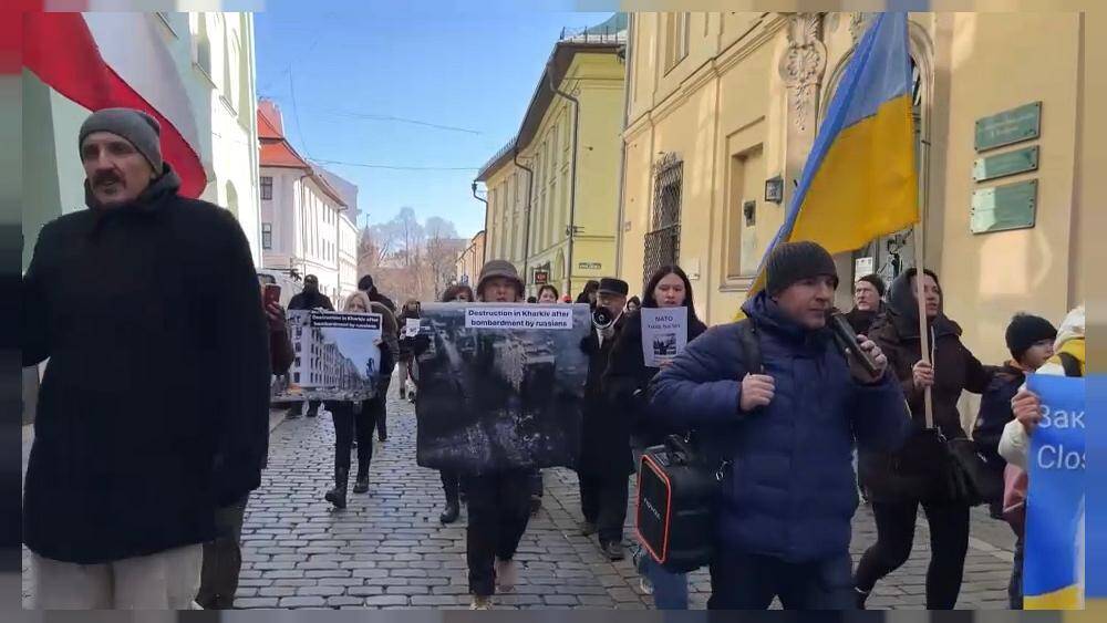 "Закройте небо!": украинские беженцы выходят на демонстрации в Кракове