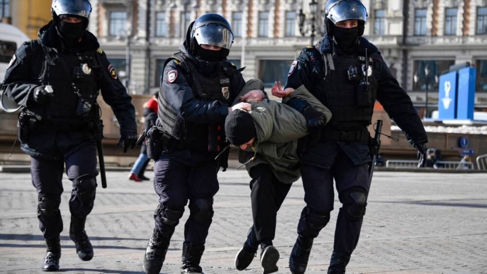 На антивоенных акциях в России задержаны сотни человек
