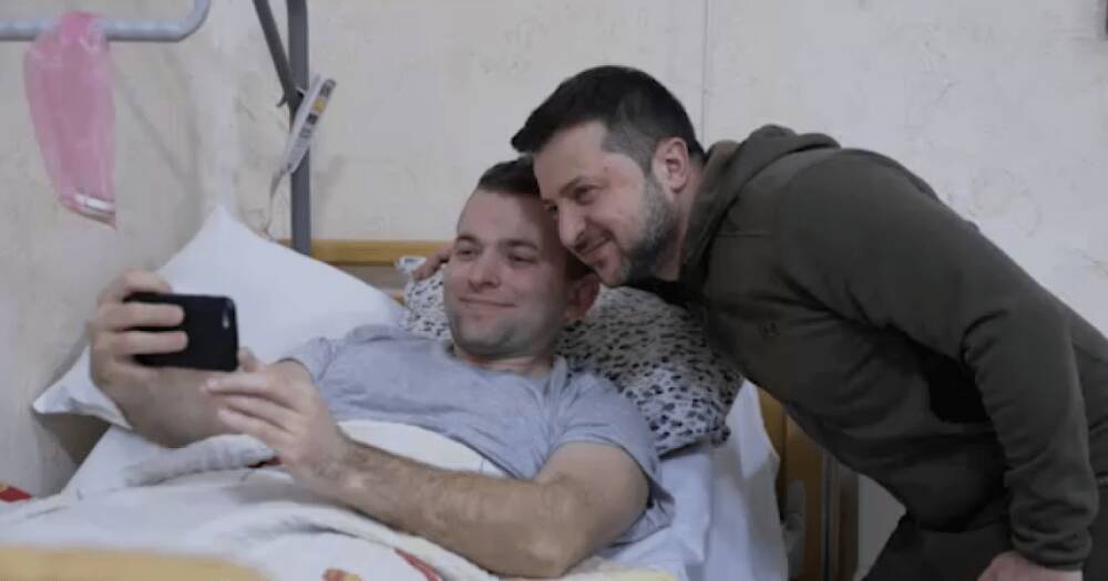 Зеленский вручил в госпитале медали раненым украинским бойцам