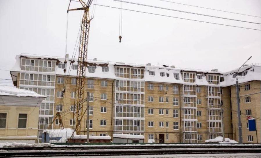 В недостроенном доме в центре Ярославля начали бить окна