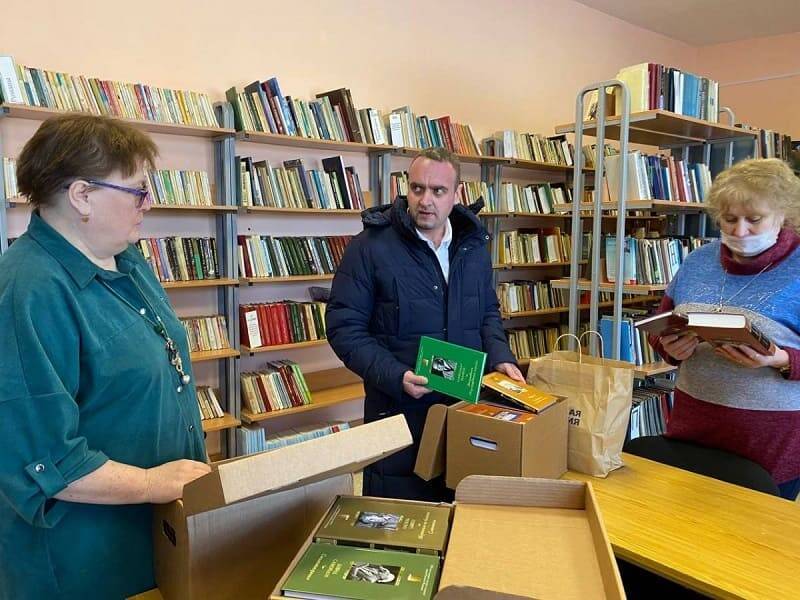 В Субботниковскую сельскую библиотеку передали почти 100 книг