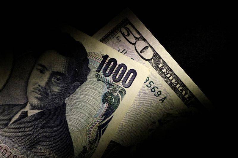 Доллар снижается, но сохраняет силу по отношению к иене