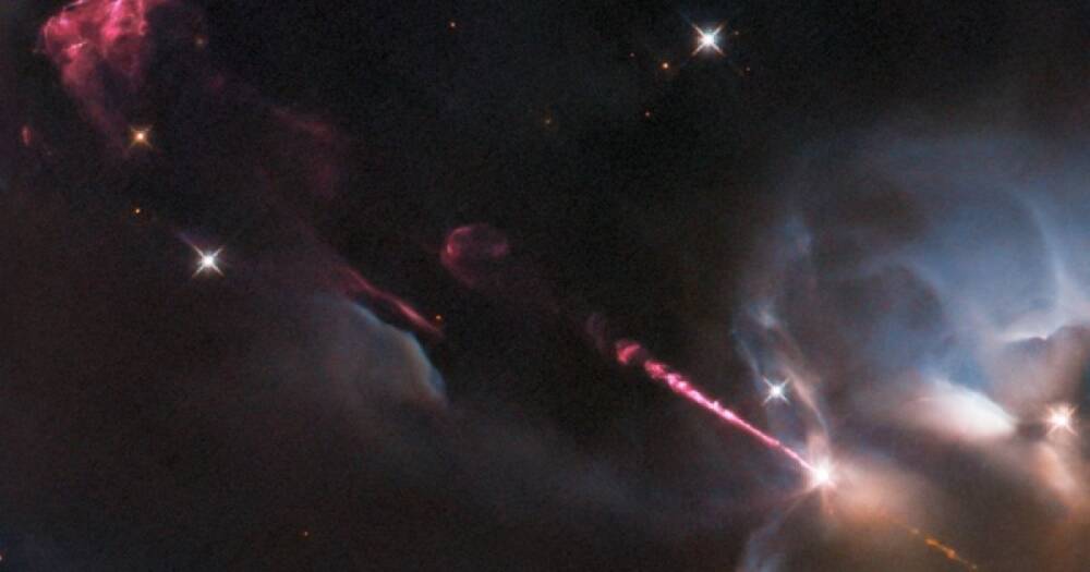 Похож на лазерную указку. Телескоп Хаббл сделал фото луча, исходящего от молодой звезды