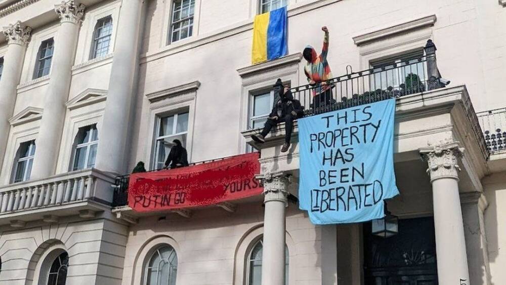 Лондон: анархисты захватили особняк, который, предположительно, принадлежит Дерипаске