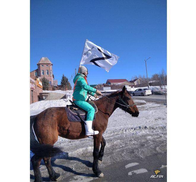 Под Новосибирском заметили наездницу на лошади с флагом с буквой Z