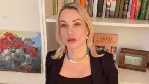 Сотрудница Первого канала Марина Овсянникова в прямом эфире выступила против войны в Украине