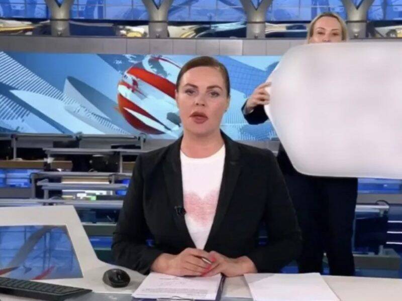 Девушке с плакатом из эфира Первого канала грозит уголовное дело — Readovka