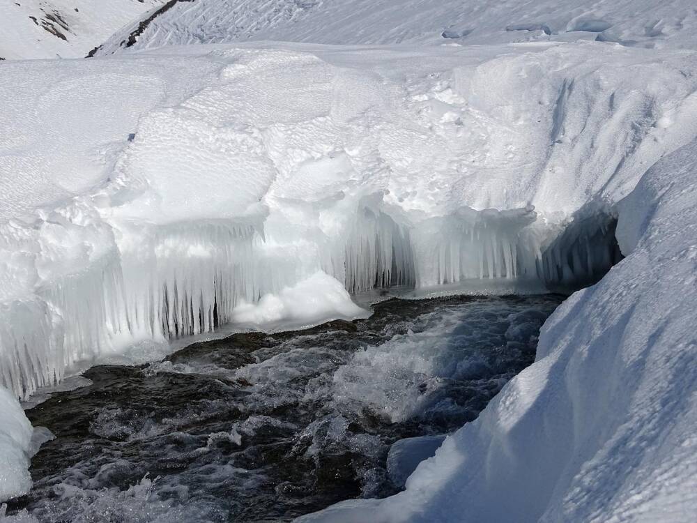 8-летний мальчик провалился под лёд на реке и утонул