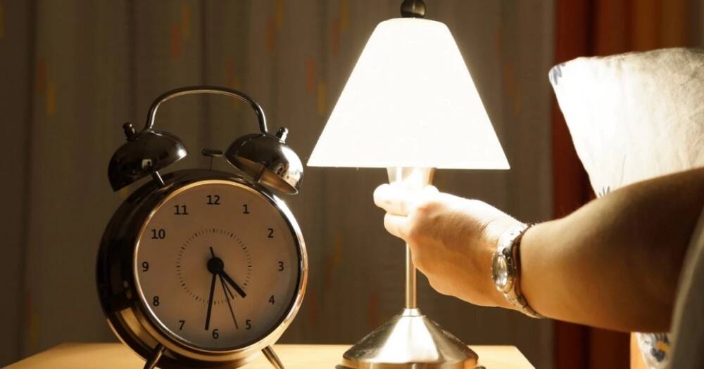 Спать с включенным светом опасно для здоровья: ученые назвали потенциальные риски