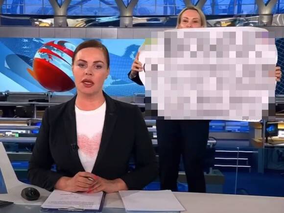Редактора «Первого канала», появившуюся за спиной телеведущей с плакатом, оштрафовали на 30 тыс. рублей