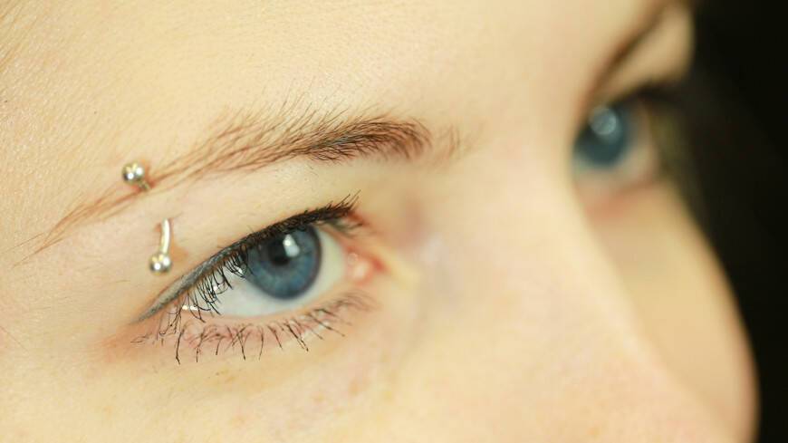 Офтальмолог заявила о риске лишиться глаз при использовании линз и туши