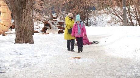 Дети рискуют разбиться на льду по дороге в школу № 63