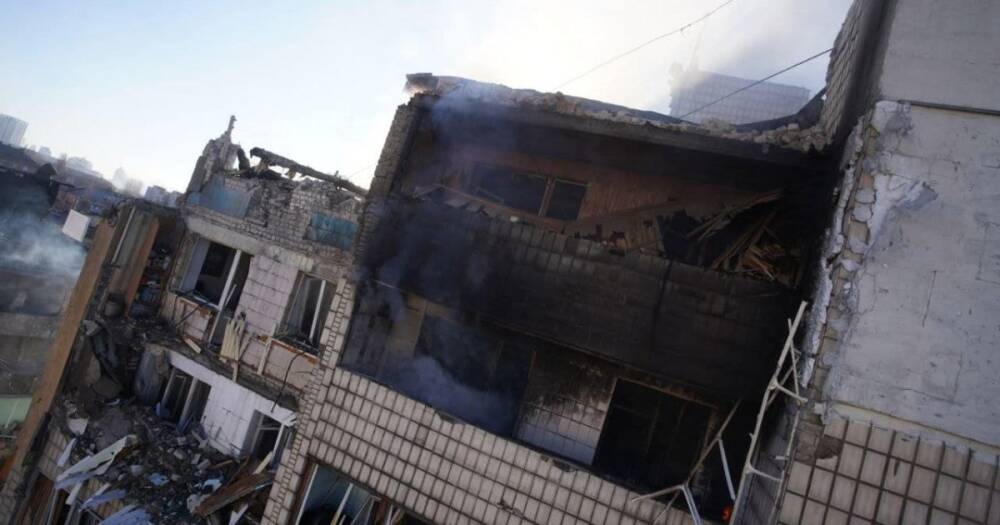 В Киеве под обстрел ВС РФ попал очередной многоэтажный жилой дом (фото)