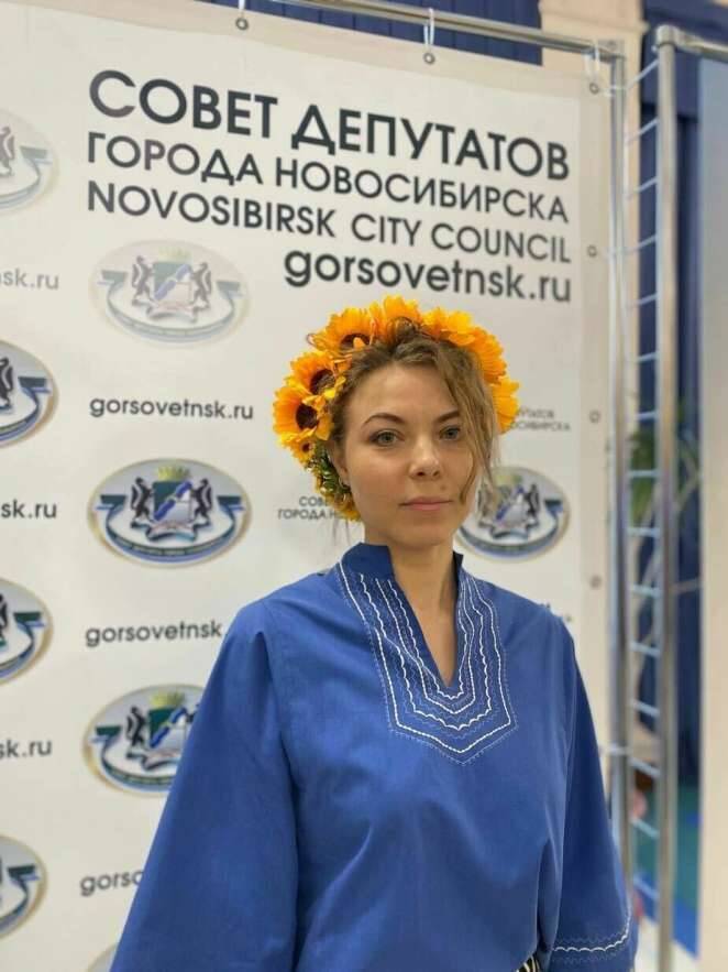 Независимый депутат горсовета Новосибирска пришла на заседание в синей блузке и желтом венке