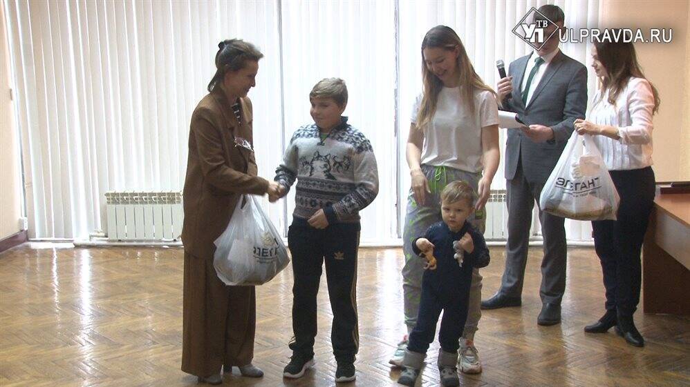 Нарядиться, а потом учиться. В Ульяновске подарили школьную форму детям из ДНР и ЛНР