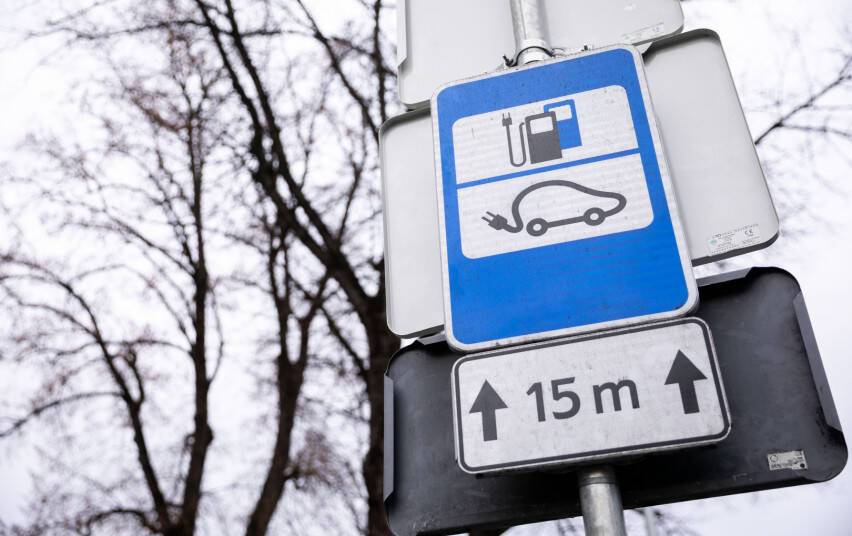 В Литве пункты зарядки электромобилей рядом со зданиями должны составлять пятую часть парковки