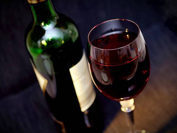 Диетолог Круглова развеяла мифы о пользе пива и красного вина