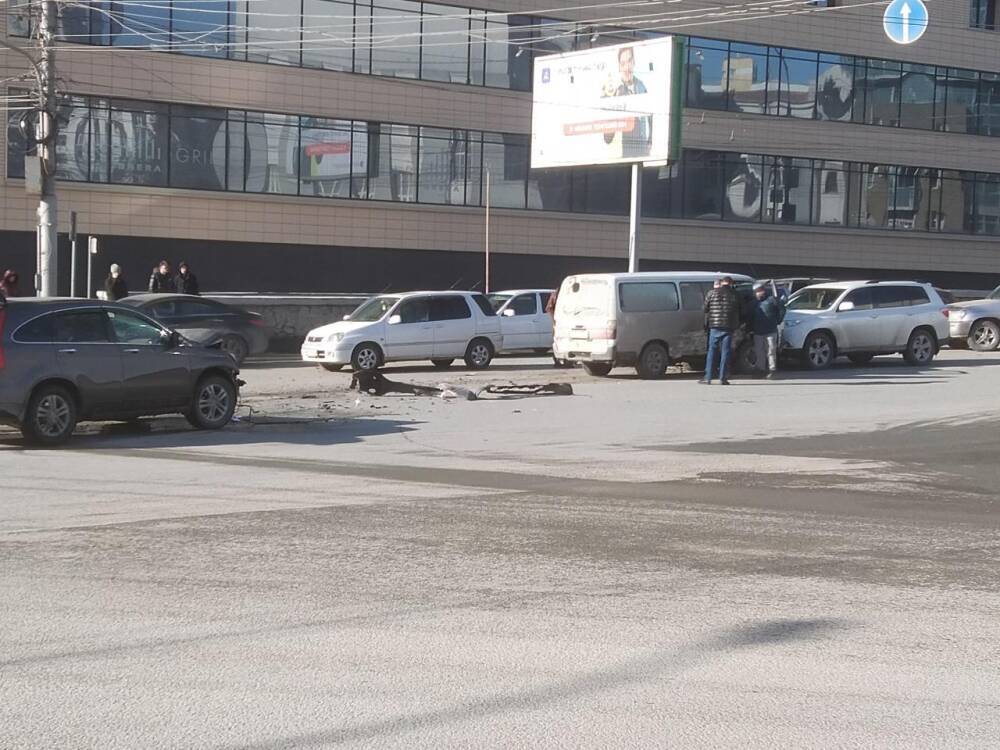 В Новосибирске минивэн выехал на красный свет и смял 4 автомобиля