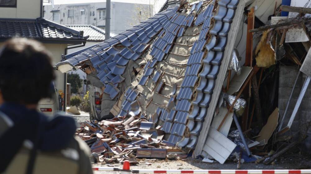 В Японии в результате сильного землетрясения как минимум 2 человека погибли, более 90 пострадали