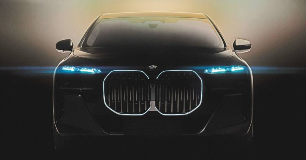 Новый BMW 7 Series показали на первых фото: в его салоне – большой телевизор