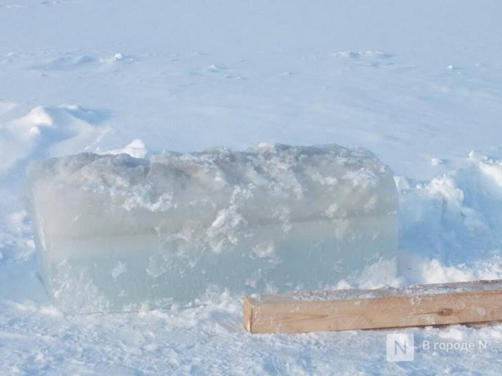 Упавшая с крыши глыба льда травмировала ребенка в Сормовском районе
